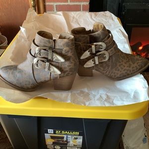 True craft cute booties in excellent condition